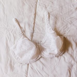 Breezies White Lace Unlined Full Coverage Bra Thick Straps Adjustable Lingerie